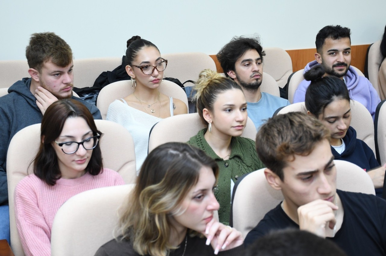 Zəfər Qurbanov əcnəbi tələbələrlə görüş keçirdi - FOTOLAR